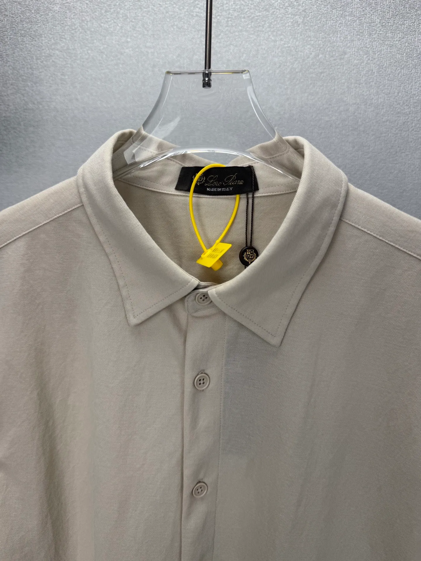 Loro Piana 2026 New Arrival Solid Color Linen Couple Style Lapel Shirt High Version High Version The fabric is made of linen, cotton, nylon composite materials, the whole body is solid color, simple and loose fit, and the leather letter logo embroidery design on the back neck is fashionable and personalized. Super Versatile and good-looking shirt. Very suitable for both men and women. A must-have for everyone. Packaging Tag Collar Label Washed Wheat Complete 👍 Colors: Navy Blue, Gray, Khaki, White Sizes:M-4XL